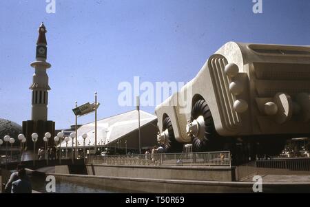 Froschperspektive des Chrysler Pavillon, an einem sonnigen Tag, in New York World's Fair, Flushing Meadows Park, Queens, New York, Juni 1964. () Stockfoto