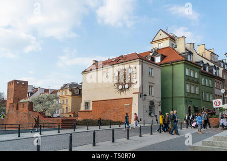 Warschau, Polen. April, 2018. Ein Blick auf die Uhr des Sigismund auf ein Haus in der Altstadt Stockfoto