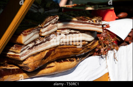 Traditionelle serbische Schwein namens Slanina. Serbische Pancetta. Markt, Street Food, Food Festival. Balkan Küche. Serbische Küche Stockfoto