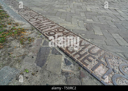 Warschau, Polen. April 2018. Der Hinweis auf die Position, an der Wand des Warschauer Ghettos während des Zweiten Weltkriegs entfernt wurde Stockfoto