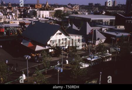 Aus der Vogelperspektive, aus der Perspektive eines Schweizer Himmel Fahrt mit der Gondel, der Schweiz Pavilion Restaurant Le Chalet und weitere Exponate, 1964 in New York World's Fair, Flushing Meadows Park, Queens, New York, Mai, 1964. () Stockfoto