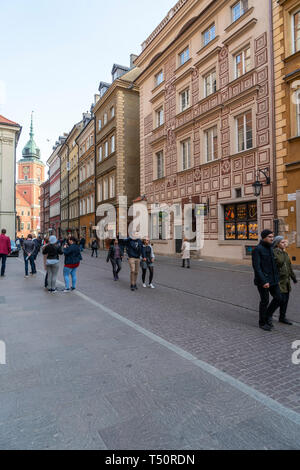 Warschau, Polen. April, 2018. Typische farbige Haus in den Straßen der Altstadt Stockfoto