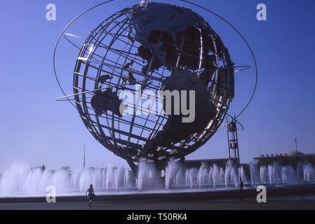 Leicht schräg auf den Brunnen der Kontinente und zentralen Unisphere, mit dem Mexiko Pavillon im Hintergrund, 1964 in New York World's Fair, Flushing Meadows Park, Queens, New York, Mai, 1964. () Stockfoto