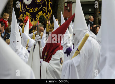 Stadt Cuenca, Spanien, 17./25. April, 2019. Prozession Parade die Stille in der Heiligen Woche von San Esteban Kirche. Stockfoto