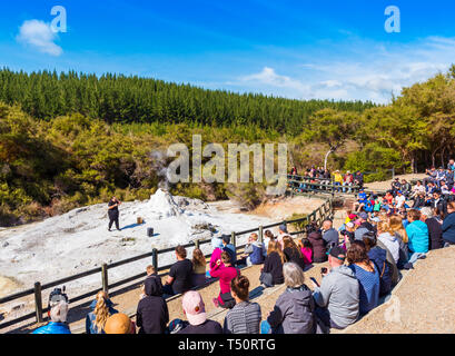 ROTORUA, NEUSEELAND - Oktober 10, 2018: Menschenmassen sitzen täglich Ausbruch von Lady Knox Geysir in Wai-o-Tapu zu beobachten Stockfoto