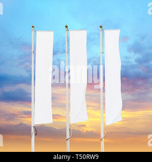 Drei leere weiße corporate Fahnen Fahnenmasten mit Sonnenuntergang Himmel Hintergrund, Corporate Flagge Mockup zu Ad-Logo, Text oder Symbol, Firma Identität Flagge Stockfoto