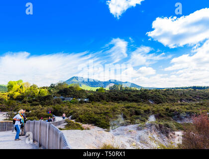 ROTORUA, NEUSEELAND - Oktober 10, 2018: geothermische Pools in Wai-O-Tapu Park. Kopieren Sie Platz für Text Stockfoto