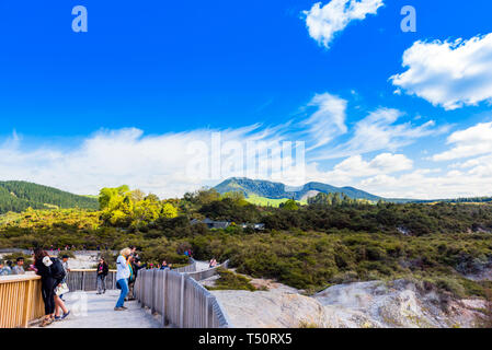 ROTORUA, NEUSEELAND - Oktober 10, 2018: geothermische Pools in Wai-O-Tapu Park. Kopieren Sie Platz für Text Stockfoto