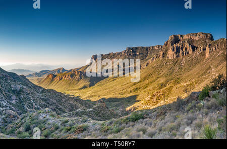 Casa Grande Peak über Juniper Canyon, Ansicht von Mine Trail Chisos Berge verloren, Big Bend National Park, Texas, USA Stockfoto