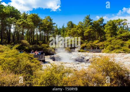 ROTORUA, NEUSEELAND - Oktober 10, 2018: geothermische Pools in Wai-O-Tapu Park Stockfoto