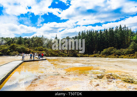 ROTORUA, NEUSEELAND - Oktober 10, 2018: geothermische Pools in Wai-O-Tapu Park Stockfoto