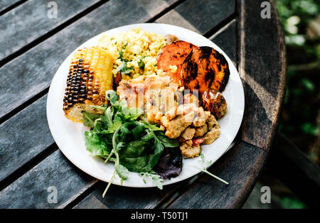 Die ganze Platte von veganen und vegetarischen Buffet Lebensmittel auf einen Tisch in einem Restaurant in Stockholm, Schweden Stockfoto