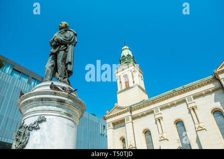 Zagreb, Kroatien, Blumen Square, Denkmal der kroatischen Dichter Petar Preradovic und der Serbischen Orthodoxen Kirche und modernes Gebäude im Hintergrund Stockfoto