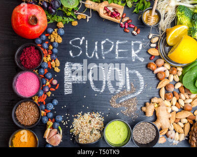 Super Essen auswahl. Verschiedene super Foods und gesunde Lebensmittel Stockfoto