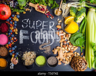 Super Essen auswahl. Verschiedene super Foods und gesunde Lebensmittel Stockfoto