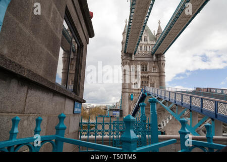 Tower bridge angehoben, damit eine grosse Schiff auf der Themse, London, UK. Stockfoto