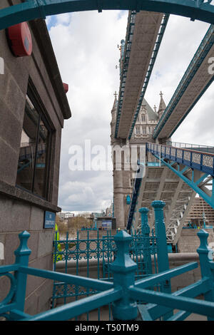 Tower bridge angehoben, damit eine grosse Schiff auf der Themse, London, UK. Stockfoto