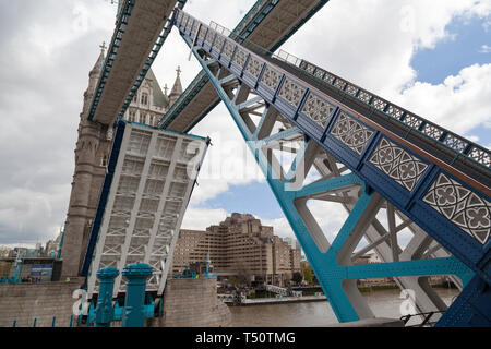 Tower bridge angehoben, damit eine grosse Schiff auf der Themse, London, UK. Stockfoto