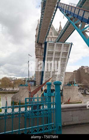Tower bridge angehoben, damit eine grosse Schiff auf der Themse, London, UK. Stockfoto