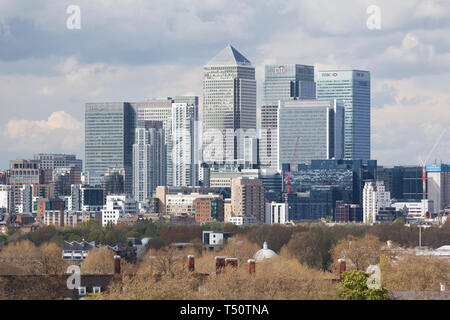 Das Londoner Finanzzentrum Canary Wharf Blick auf die Skyline von Greenwich Park, London, UK. Stockfoto