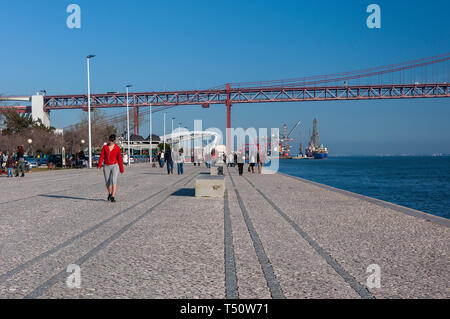 Lissabon, Portugal - Januar 21, 2012: die Menschen gehen in der Riverfront neben den Fluss Tagus (Rio Tejo), in der Stadt Lissabon, Portugal Stockfoto