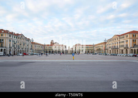 CUNEO, Italien - 13 AUGUST 2016: Zentrale Galimberti mit Menschen, mit großem Betrachtungswinkel bei Dämmerung, blauer Himmel in Cuneo, Italien. Stockfoto