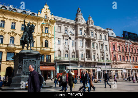 ZAGREB, KROATIEN - April, 2018: Einheimische und Touristen in Zagreb Hauptplatz neben der Statue des Grafen Ban Josip Jelacic Stockfoto