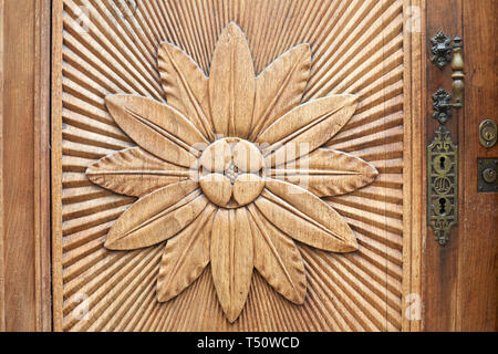 Geschnitzte Blume auf hölzernen Tür Textur Hintergrund Stockfoto