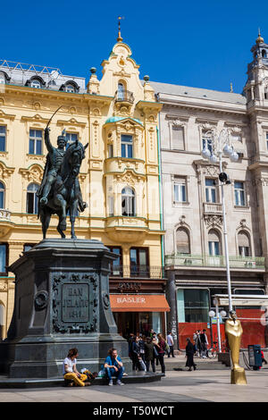 ZAGREB, KROATIEN - April, 2018: Einheimische und Touristen in Zagreb Hauptplatz neben der Statue des Grafen Ban Josip Jelacic Stockfoto