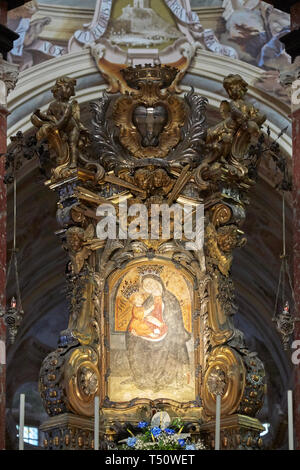 Vicoforte, Italien, 17. August 2016: Wallfahrtskirche von Vicoforte, Jungfrau Maria wundertätige Ikone von Engeln barocken Skulpturen in Piemont, Italien umgeben Stockfoto