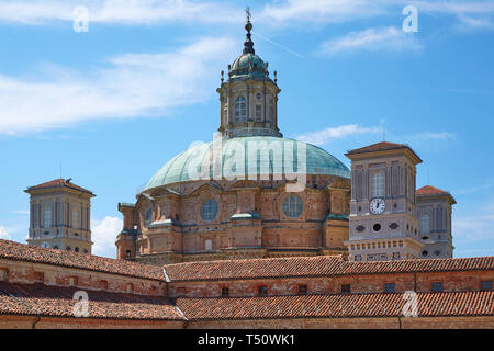 Wallfahrtskirche von Vicoforte Kirche und die roten Dächer an einem sonnigen Sommertag in Piemont, Italien Stockfoto