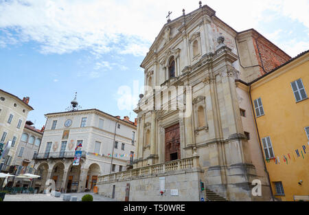 MONDOVI, Italien, 18. AUGUST 2016: Mission Church und oberen Stadtplatz an einem sonnigen Sommertag in Mondovi, Italien Stockfoto