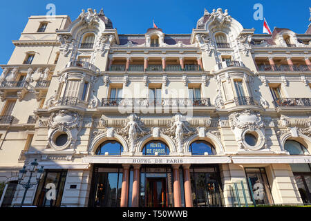 MONTE CARLO, MONACO - 21. AUGUST 2016: Hotel de Paris, luxus hotel Fassade an einem sonnigen Sommertag in Monte Carlo, Monaco. Stockfoto