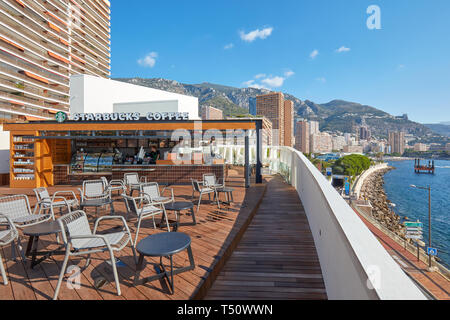 MONTE CARLO, MONACO - 21. AUGUST 2016: Kaffee von Starbucks Cafe Terrasse in einem sonnigen Sommertag mit Meerblick in Monte Carlo, Monaco. Stockfoto