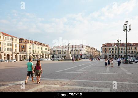 CUNEO, Italien - 13 AUGUST 2015: Galimberti mit Mann und Frau zu Fuß in einer sonnigen Sommertag, blauer Himmel in Cuneo, Italien. Stockfoto