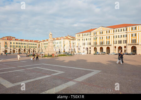 CUNEO, Italien - 13 AUGUST 2015: Berühmte Galimberti mit Menschen an einem sonnigen Sommertag, blauer Himmel in Cuneo, Italien. Stockfoto