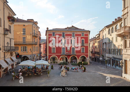 MONDOVI, Italien - 15. AUGUST 2016: Moro Platz mit Menschen entspannen in einem sonnigen Sommertag, blauer Himmel in Mondovi, Italien. Stockfoto