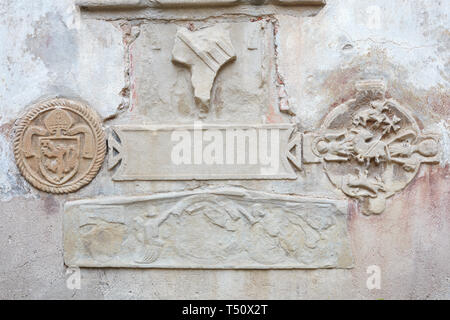 Wand mit geringem Relief mittelalterliche Skulpturen, Stein Textur Hintergrund Stockfoto