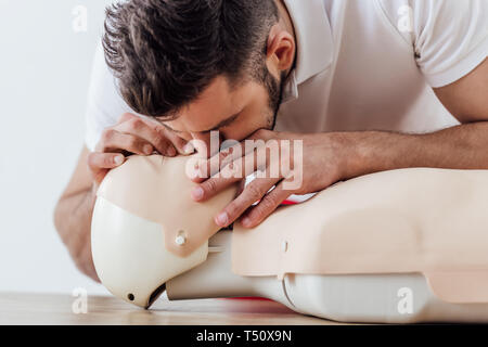 Mann über Mund zu Mund Technik auf Dummy während der Hlw-Schulungen Stockfoto