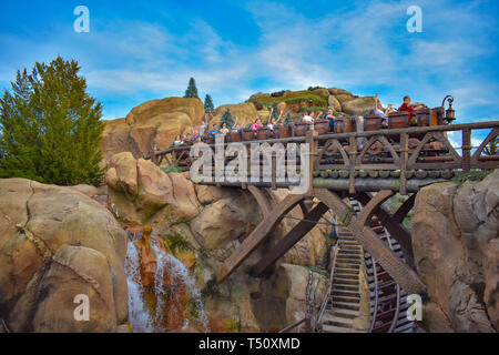 Orlando, Florida. März 19, 2019. Personen, die sieben Zwerge Grubenbahn Achterbahn in Magic Kingdom in Walt Disney World (4) Stockfoto