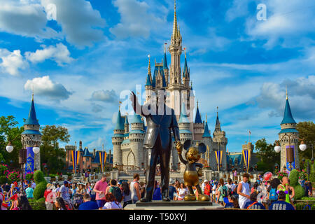 Orlando, Florida. März 19, 2019. Anzeigen von Partnern Statue diese Statue von Walt Disney und Mickey Mouse ist vor Cinderella Schloss positioniert, Stockfoto