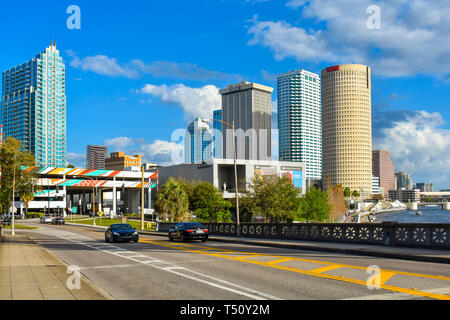 Tampa Bay, Florida. März 02, 2019. Bunte Parken, Wolkenkratzern, Tampa Museum für Kunst und teilweise mit Blick auf die Hillsborough River in Downtown. Stockfoto