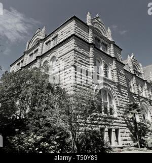 New Orleans, LA USA - 05/08/2018 - Gibson Hall der Tulane Universität in B&W Stockfoto