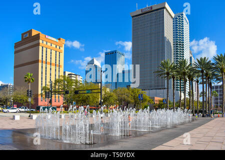 Tampa Bay, Florida. März 02, 2019 Kinder mit Wasserstrahlen in Downtown Bereich (2) Stockfoto