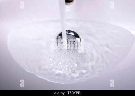Wasser, das Blasen aus dem Wasserhahn im Waschbecken Stockfoto