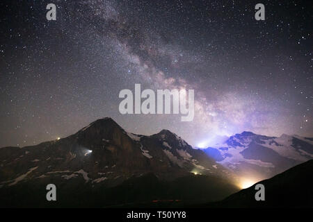 Milchstraße, Sternenhimmel, Nachtlandschaft. Eiger, Mönch, Jungfrau Berge. Berner Alpen. Schweizer Alpen. Europa. Stockfoto