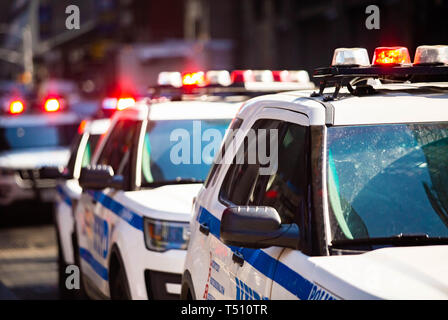 New York NYPD Polizeiauto mit Sirene am Tag auf der Straße Stockfoto