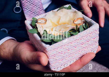 Die Braut hält einen Strauß die Braut aus weissen Rosen und eustoma. Stockfoto