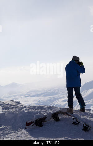 Skifahrer macht Foto Kamera auf schneebedeckten Berge im Nebel. Kaukasus Berge im Winter, Georgien, Region Gudauri. Stockfoto