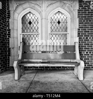 New Orleans, LA USA - 05/08/2018 - Red Bank Vor der Buntglasfenster an der Loyola University in B&W Stockfoto